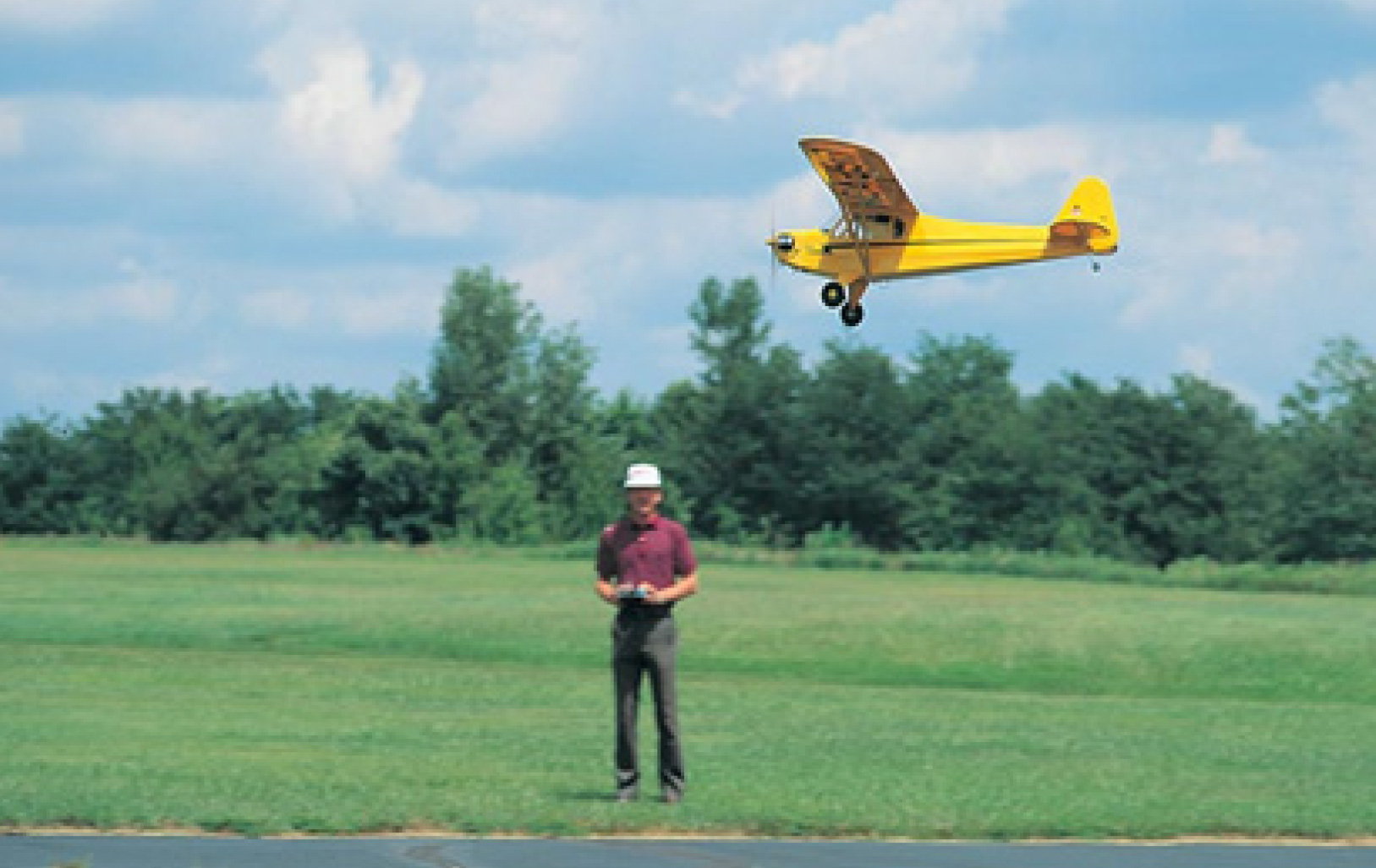 무인비행기(고정익)를 조종하는 남자 사진